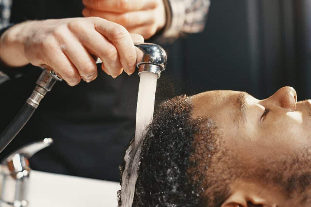 מותר לחפוף בעדינות את השיער והקרקפת לאחר השתלת שיער, אך חשוב להימנע משימוש בשמפו קשים או במוצרים העלולים לגרות את הקרקפת. 
