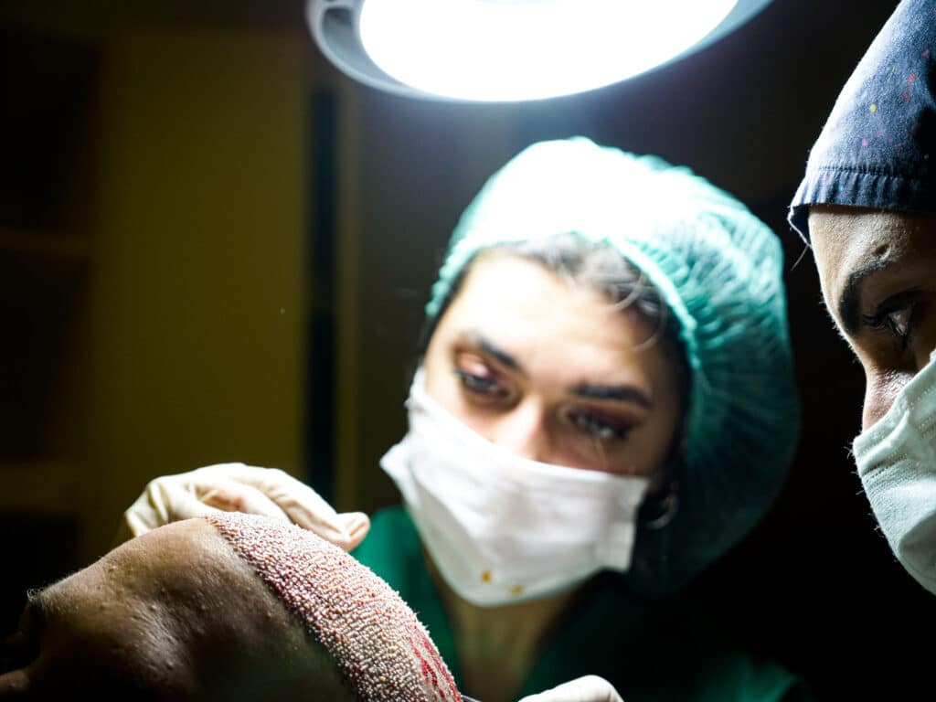 השתלות שיער בטורקיה מבוצעות בטכניקות מתקדמות ובמנתחים מנוסים.