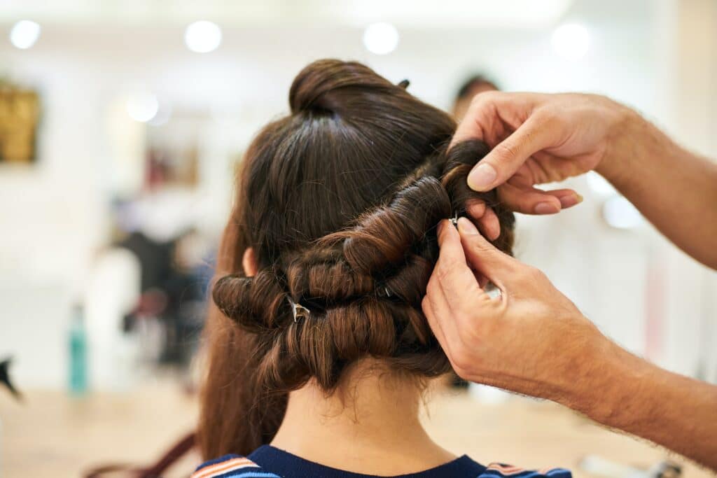 השתלת שיער סינטטית היא טכניקת שיקום שיער המשתמשת בסיבים או קווצות שיער מלאכותיות כדי ליצור מראה של ראש שיער מלא.